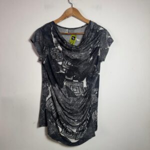 Blusa Estampada Preto e Branco com Gola Drapeada – Fit – tam G