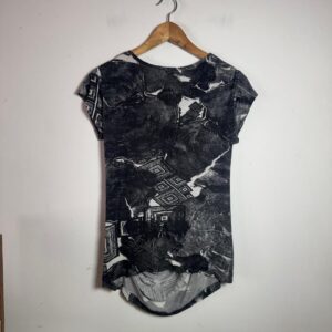 Blusa Estampada Preto e Branco com Gola Drapeada – Fit – tam G