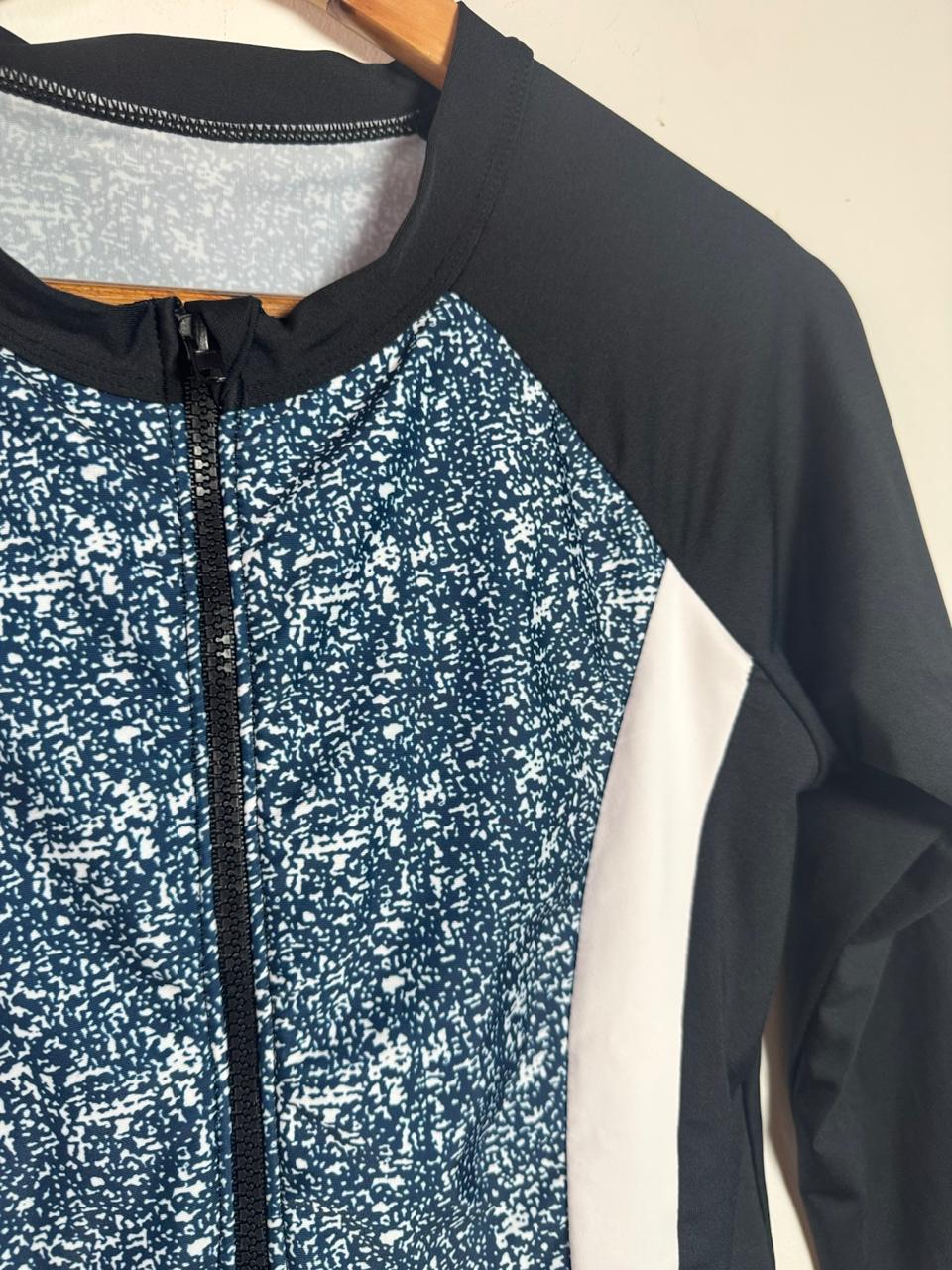 Camisa Esportiva Manga Comprida com Zíper de Malha Fria Preta, Azul e Branca – tam XL - Imagem 3